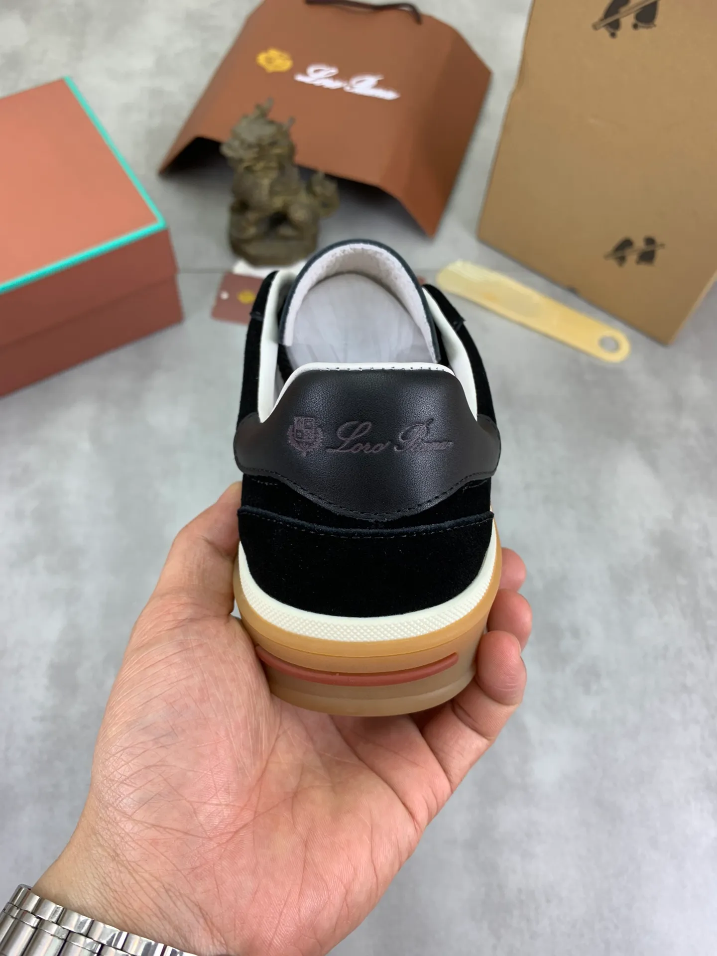 Men's Men's Shoes 💰P540 New 💰High Quality Loro Piana 💯Top Authentic Grade💯Buy the original 1:1 copy💯 Founded the existing Loro Piana company on April 24, 1924. It is now the sixth generation of family business, providing top quality products to customers who are discerning in taste and quality. Imported original fabrics, made of plain calfskin lining. Hand-sewn threads with cowhide feet. Original packaging. Size: 38-45. 7⃣️ colors available.